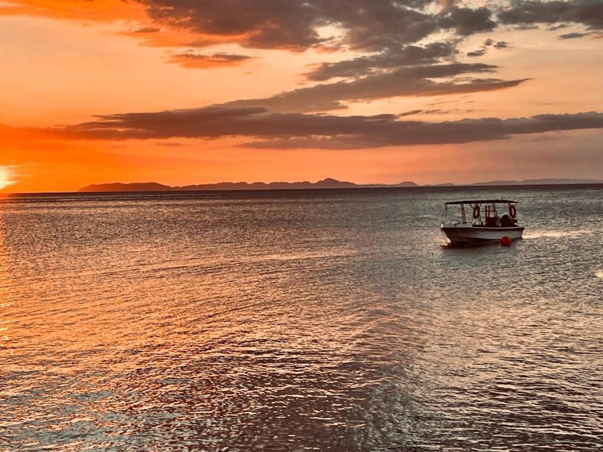 Amor Laut Mabini  Buitenkant foto